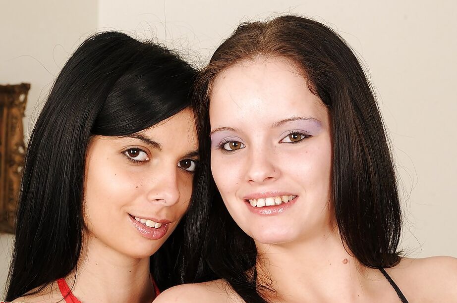 16P Adolescente gostosa de meia-calça Sheala Brill tem sua buceta socada pela amiga