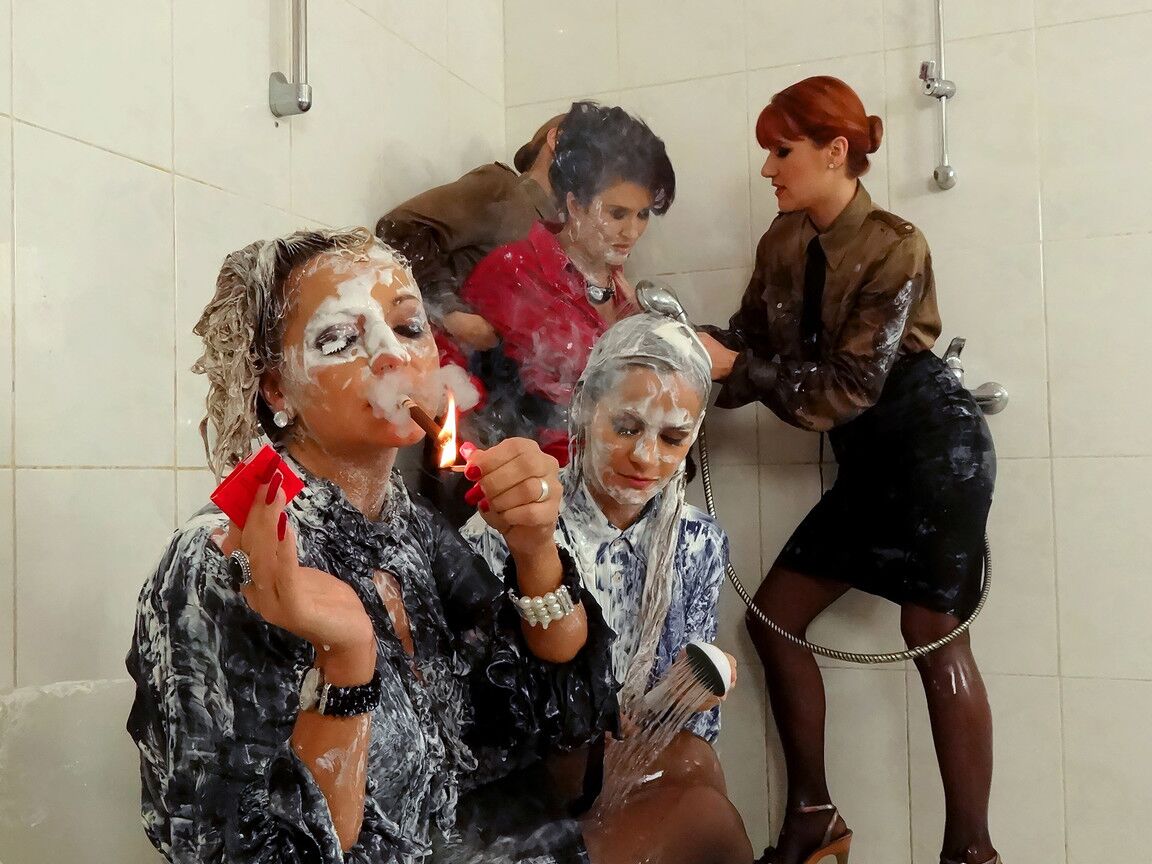 15P Mulheres totalmente vestidas lavam a gosma de algumas outras mulheres no chuveiro