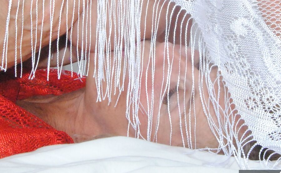 20P Dimonty, blonde mature platine, participe au sexe lesbien sur son lit