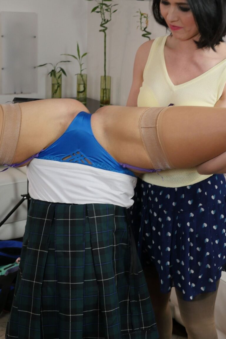 11P Lésbicas vestidas exibem sua posição preferida para lamber buceta