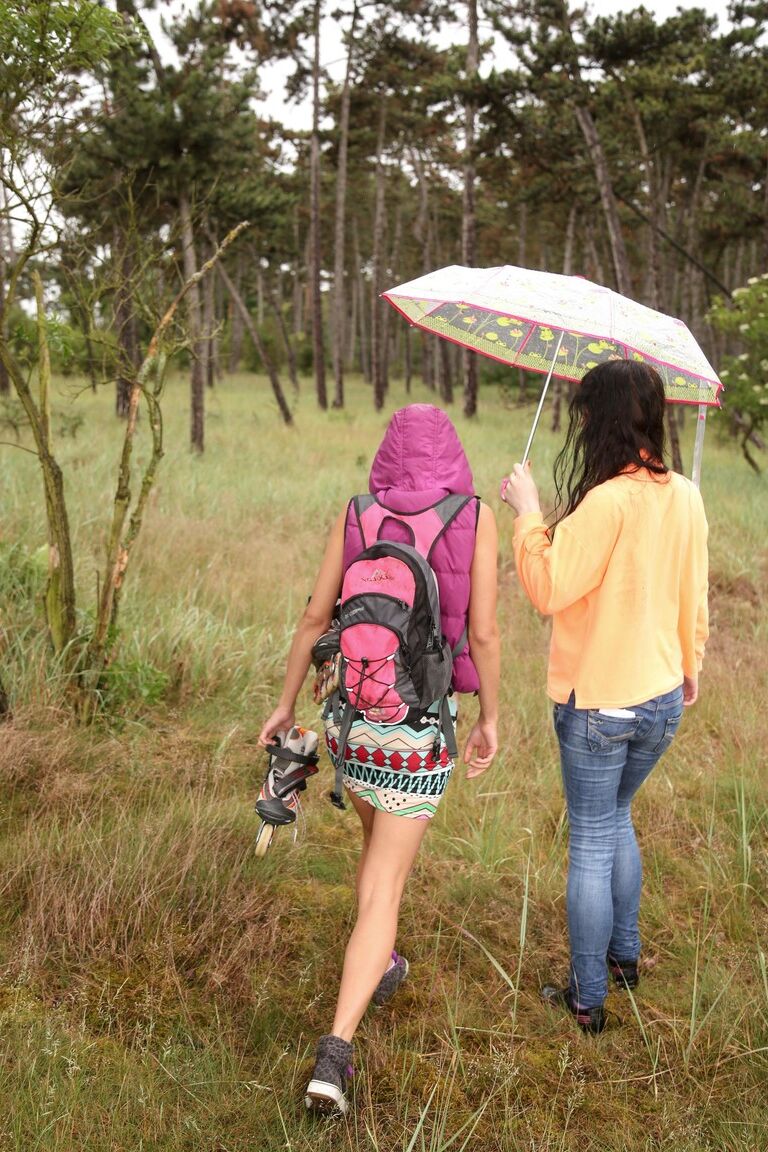 15P 若い堤防が雨の中ハイキングに出かけ、森の中で途切れることなくセックスをする