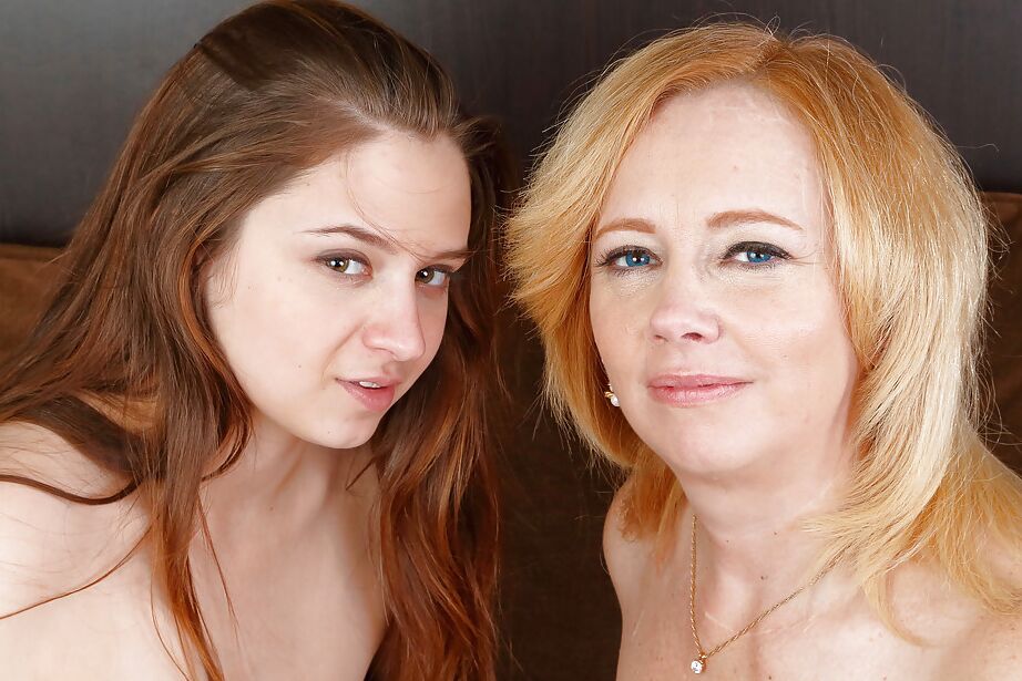 16P Lésbica madura tira a roupa de meninas adolescentes para esfregar peitos e fazer sexo oral