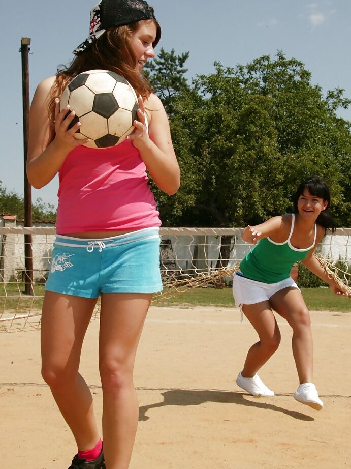 16P Jeunes sportives s'amusant lesbiennes avec leurs jouets en plein air