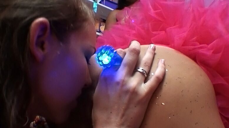 16P lesbianas mixtas revelan sus culos apretados, coños y grandes tetas en una fiesta