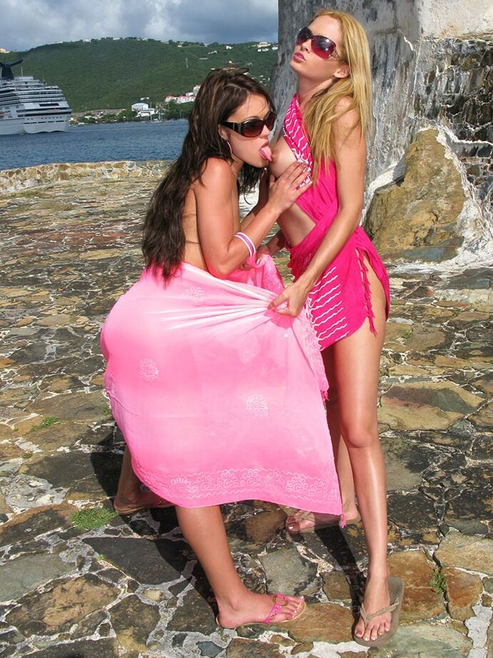 15P Das heiße Mädchen Alyssa Reece hat Lesbensex mit einem anderen heißen Mädchen in der Nähe des Wassers