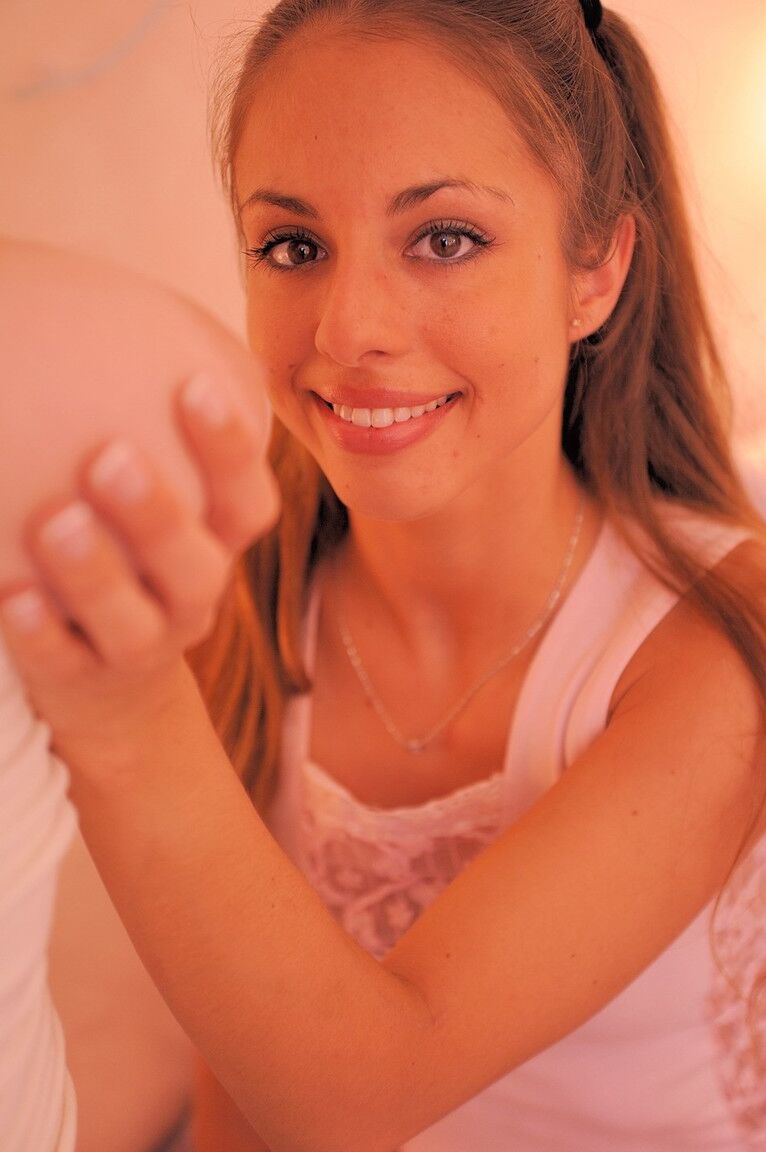21P Tara, une adolescente amateur, profite d'un doigté glamour