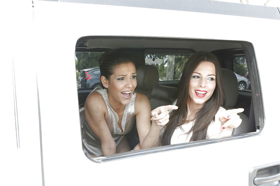 16P Putas guapas maduras andan en un auto absolutamente desnudas