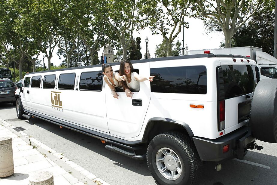 16P Putas guapas maduras andan en un auto absolutamente desnudas