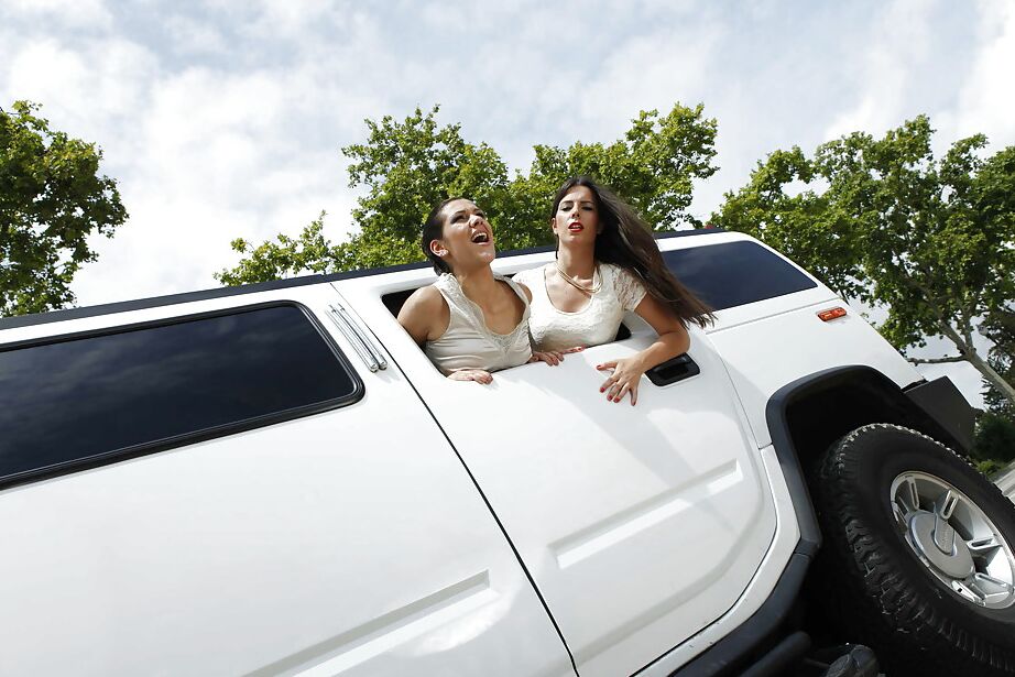 16P Putas guapas maduras andan en un auto absolutamente desnudas