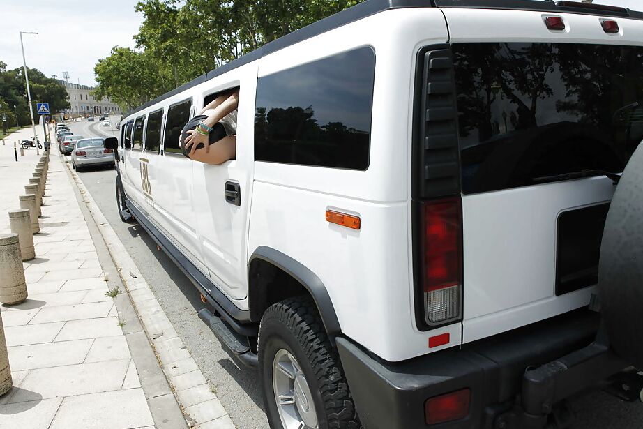 16P Putas guapas maduras andan en un auto absolutamente desnudas