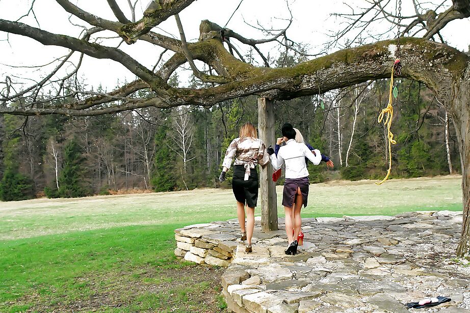 16P Damas fetichistas europeas tienen un trío lésbico completamente vestidas al aire libre