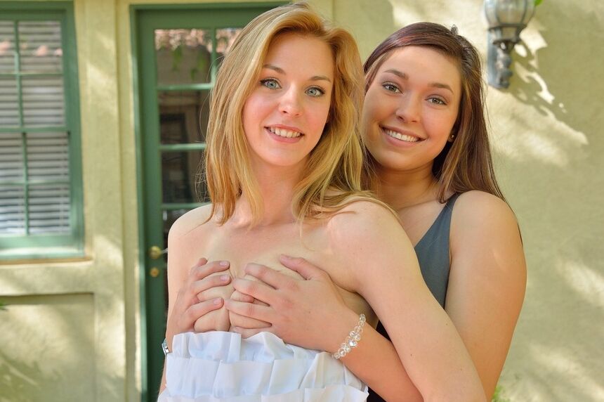 15P Lindas chicas lesbianas mostrando su falda desnuda al aire libre