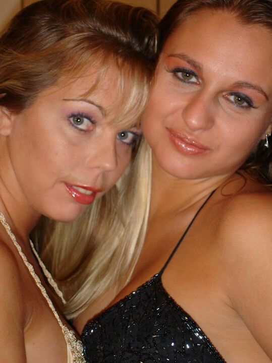 12P La amateur Amber Lynn Bach practica sexo lésbico mientras está en la cocina