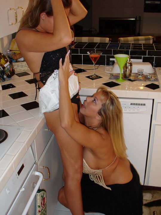 12P La amateur Amber Lynn Bach practica sexo lésbico mientras está en la cocina