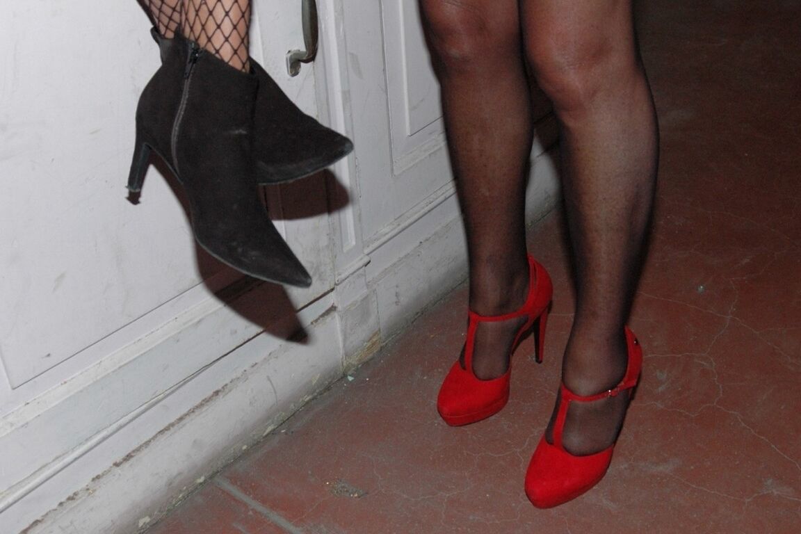 16P Rubia madura y su amante lesbiana más joven se pasean en lencería