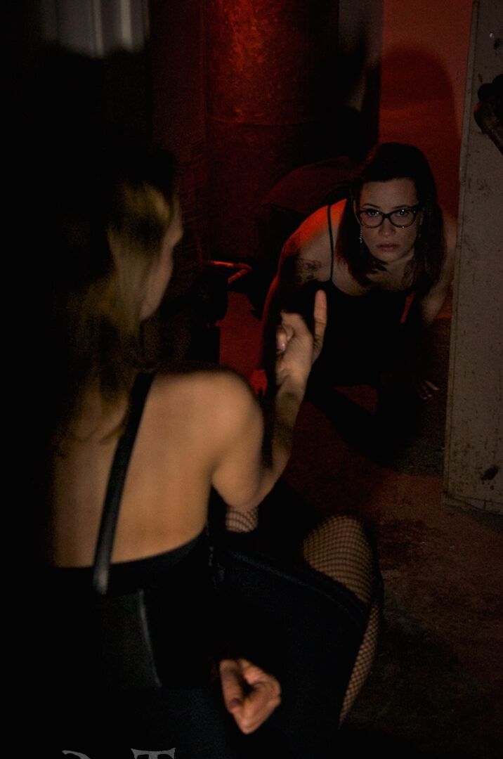 10P A adolescente lésbica Freya French é forçada a chupar um pau de strapon durante uma brincadeira de bondage