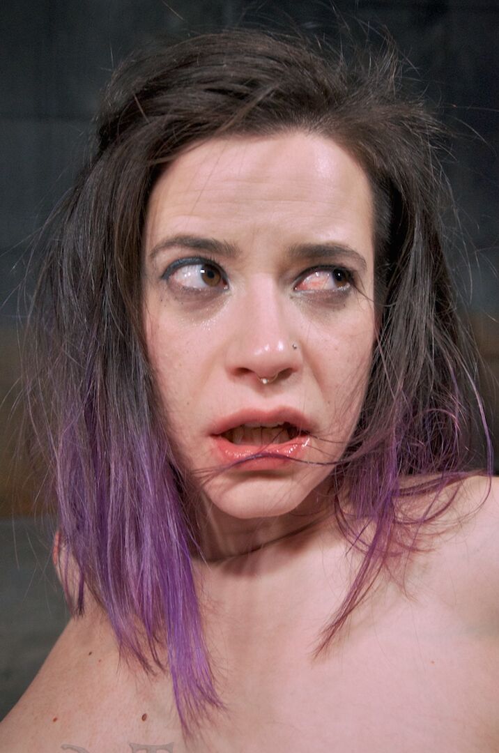 10P A adolescente lésbica Freya French é forçada a chupar um pau de strapon durante uma brincadeira de bondage