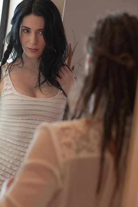 14P Heiße Teenagerin Daisy Haze küsst lesbische Freundin, leckt Zehen und isst Muschi