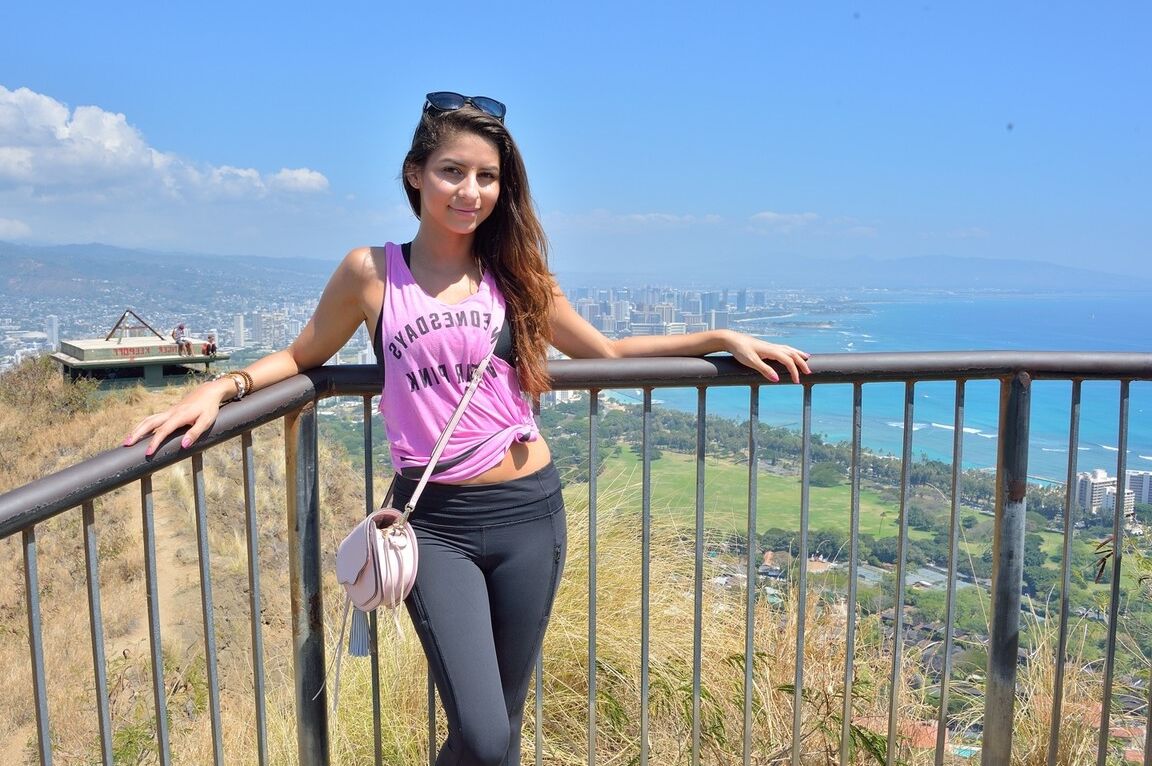15P Jovens coelhinhas de praia com tesão se beijando, apertando os punhos e se divertindo lésbicas excêntricas