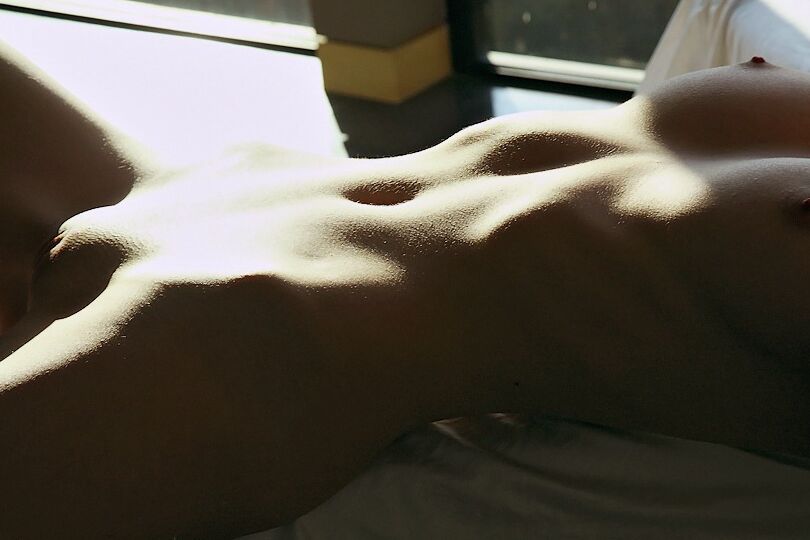 16P 小さなおっぱいの素敵な美女、ライリー・マークスが熱いレズビアンの三人組に夢中