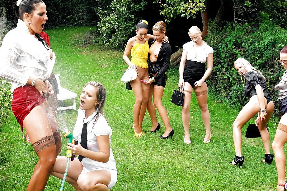 16P Estrelas porno safadas totalmente vestidas se divertindo lésbicas ao ar livre