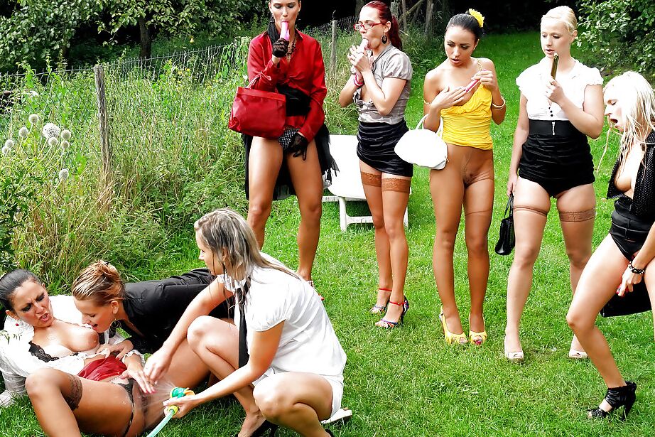 16P Estrelas porno safadas totalmente vestidas se divertindo lésbicas ao ar livre