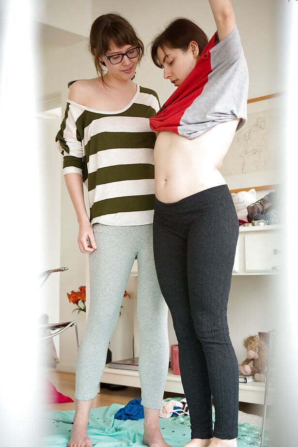 16P Las lesbianas descalzas Mila y Sasha M se ponen ropa interior después del sexo