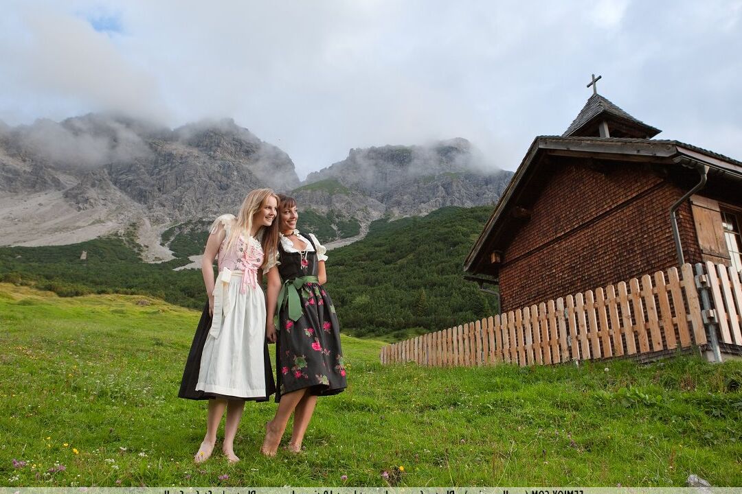 16P Garotas glamourosas tiram os vestidos para posar nuas juntas nos Alpes