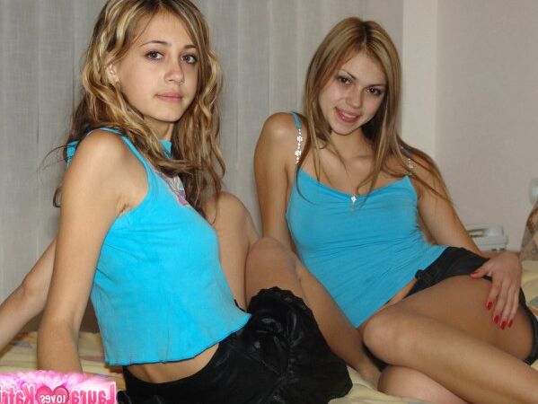10P Jovens loiras exibindo calcinhas em cima da cama