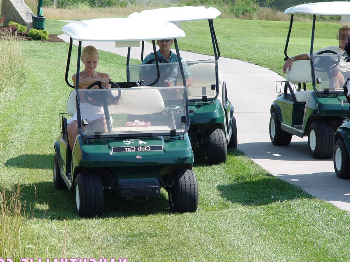 20P Une amatrice blonde et ses copines lèchent des chattes sur un green de golf