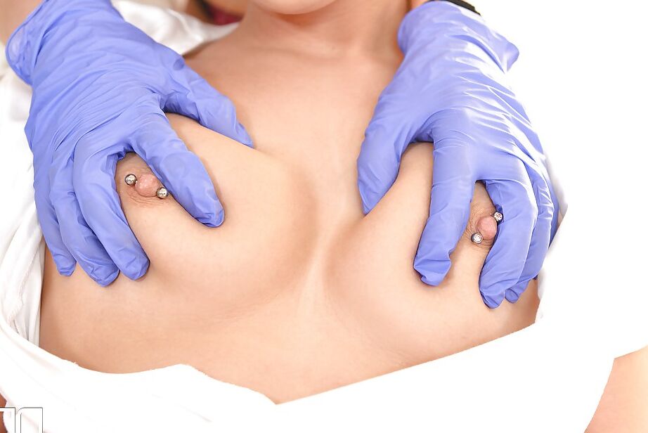 16P Versauter lesbischer BDSM-Sex mit den heißen Krankenschwestern Lena Nitro und Kendra Star