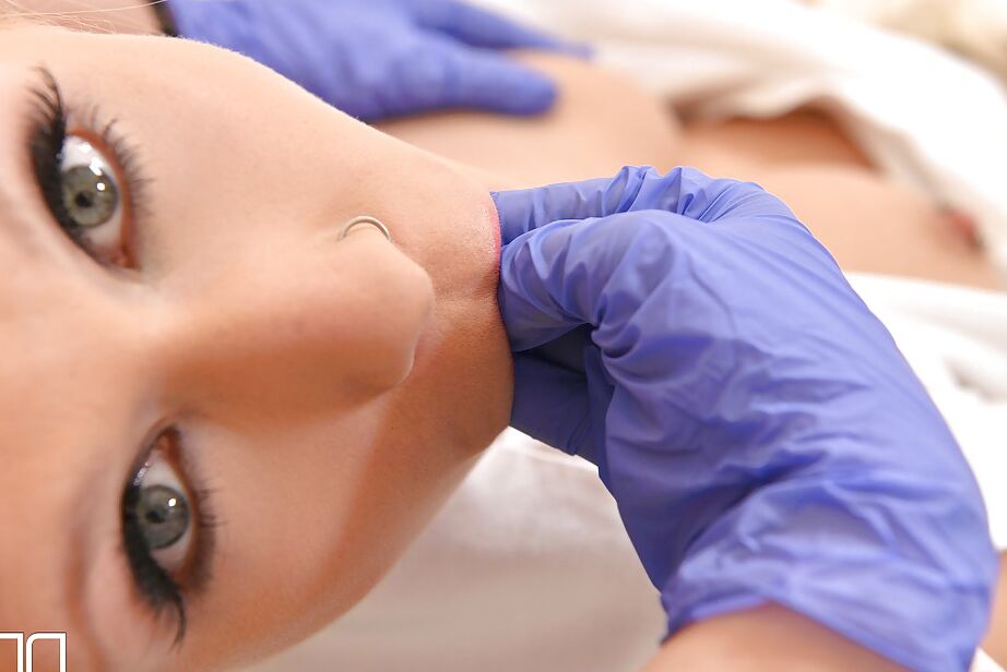 16P Versauter lesbischer BDSM-Sex mit den heißen Krankenschwestern Lena Nitro und Kendra Star