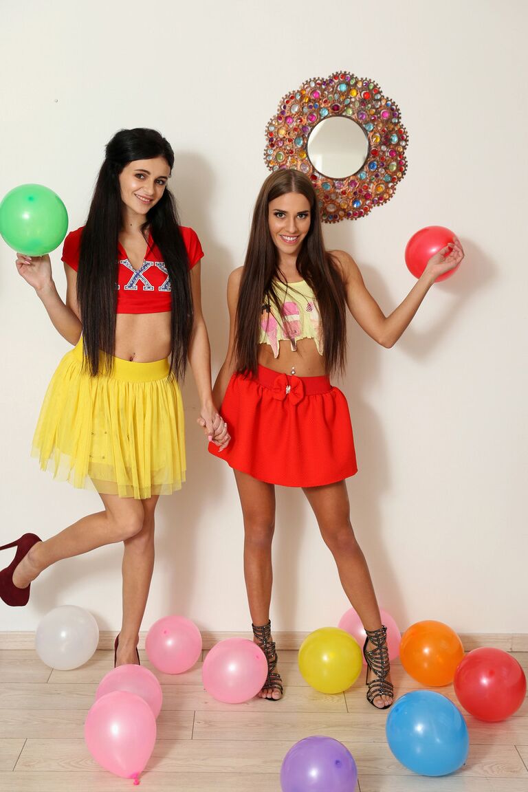 21P Magrinhas lésbicas morenas Evelin