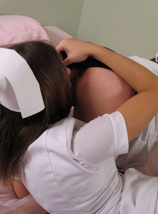 12P 年上の看護師アビゲイル フレイザーとレズビアンのガールフレンドがパンティーの上から制服をハイキング
