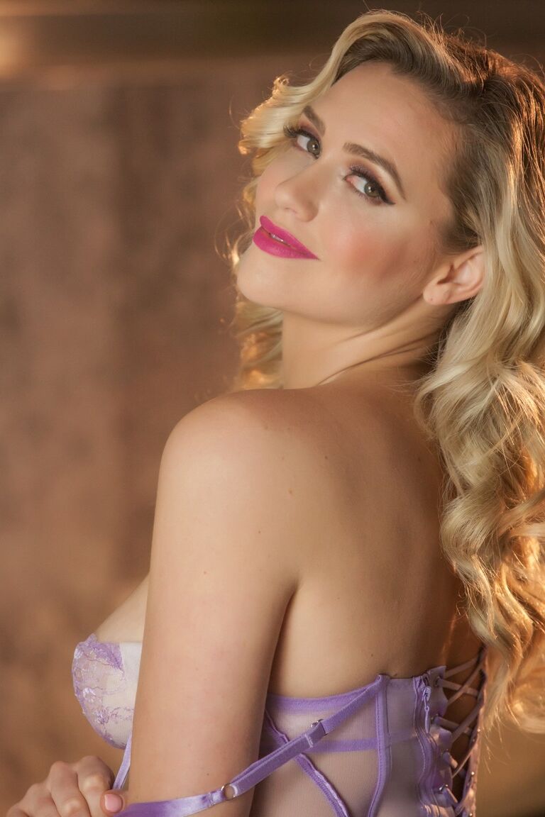 21P La preciosa americana Mia Malkova muestra su cuerpo perfecto y se masturba
