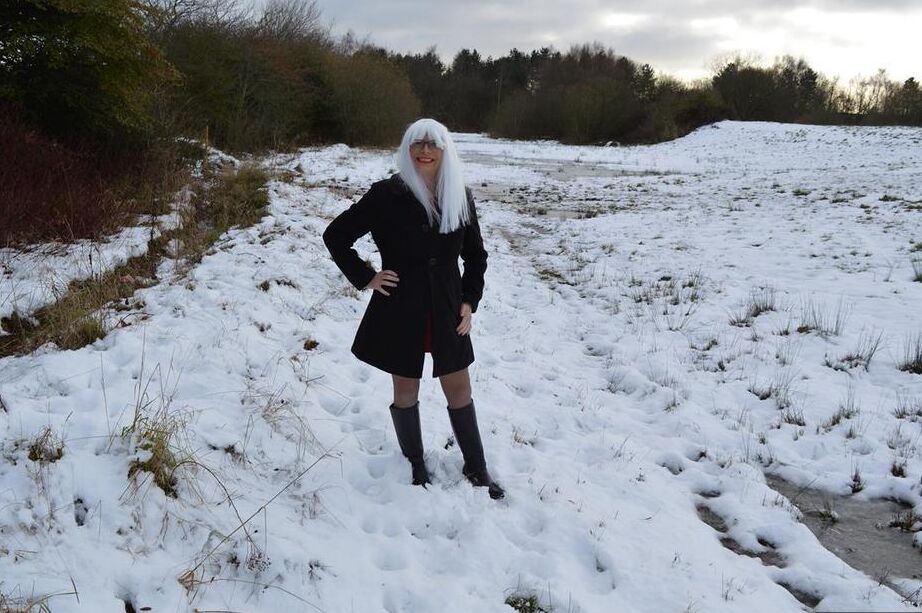 20P Madura rubia platino se desnuda en un suelo cubierto de nieve con botas negras