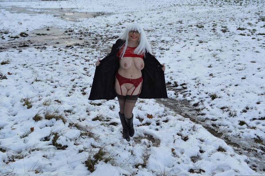 20P Madura rubia platino se desnuda en un suelo cubierto de nieve con botas negras