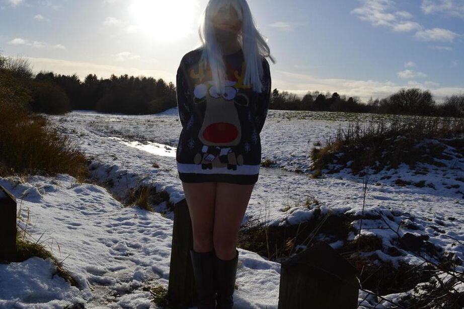 20P Madura rubia platino se desnuda en un suelo cubierto de nieve con botas negras