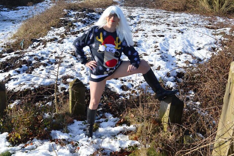 20P Madura rubia platino se desnuda en un suelo cubierto de nieve con botas negras