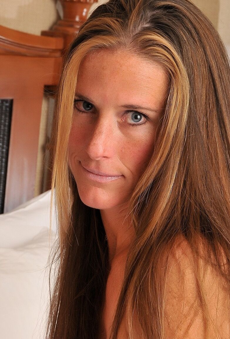 Die 21P brünette MILF Sofie Marie stellt ihren großen Hintern im Bikini auf einem Bett zur Schau