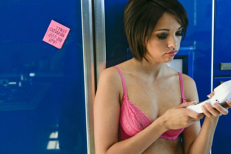 21P A megera sexy Jenny Hendrix toca sua bunda enquanto enfia uma vara em sua buceta