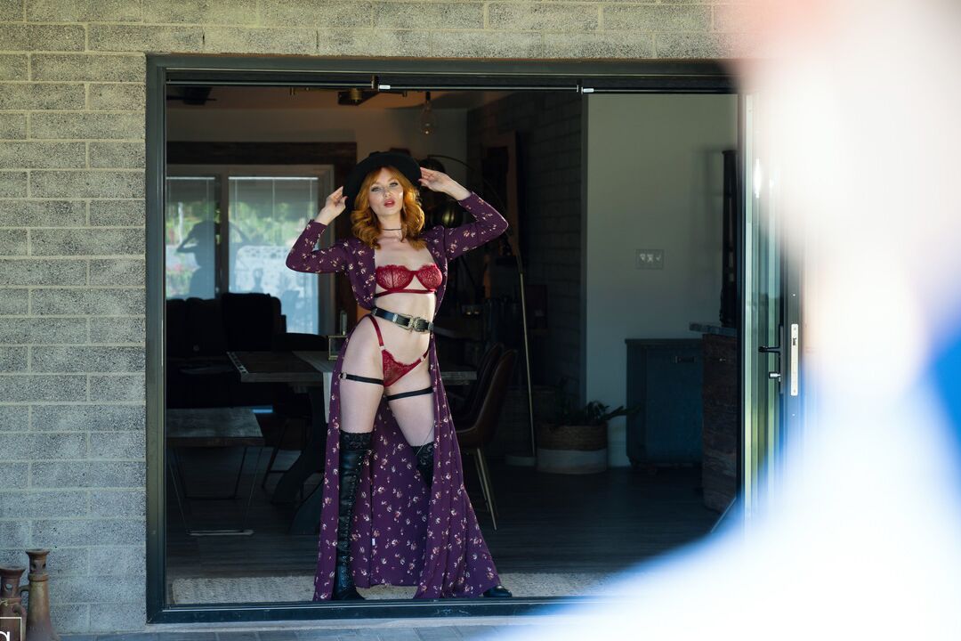 16P A ruiva sexy Lacy Lennon seduz seu homem com uma capa e lingerie, além de botas OTK