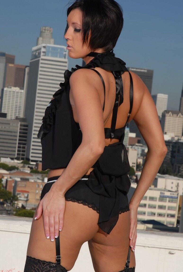 21P A estrela pornô Dylan Ryder posa em sua lingerie