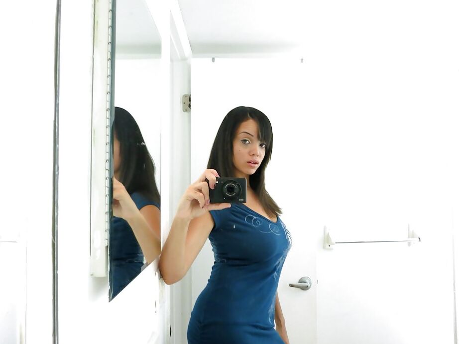 16P Bosomy ébano amadora Stacey Foxxx ficando nua e se imaginando