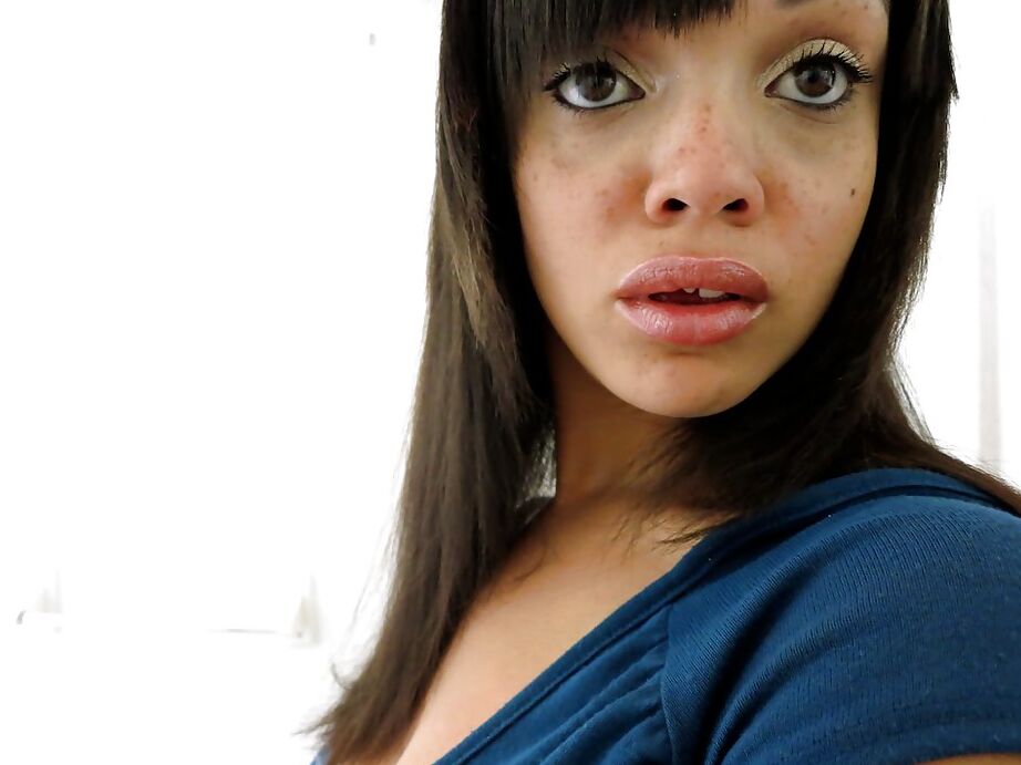 16P Bosomy ébano amadora Stacey Foxxx ficando nua e se imaginando