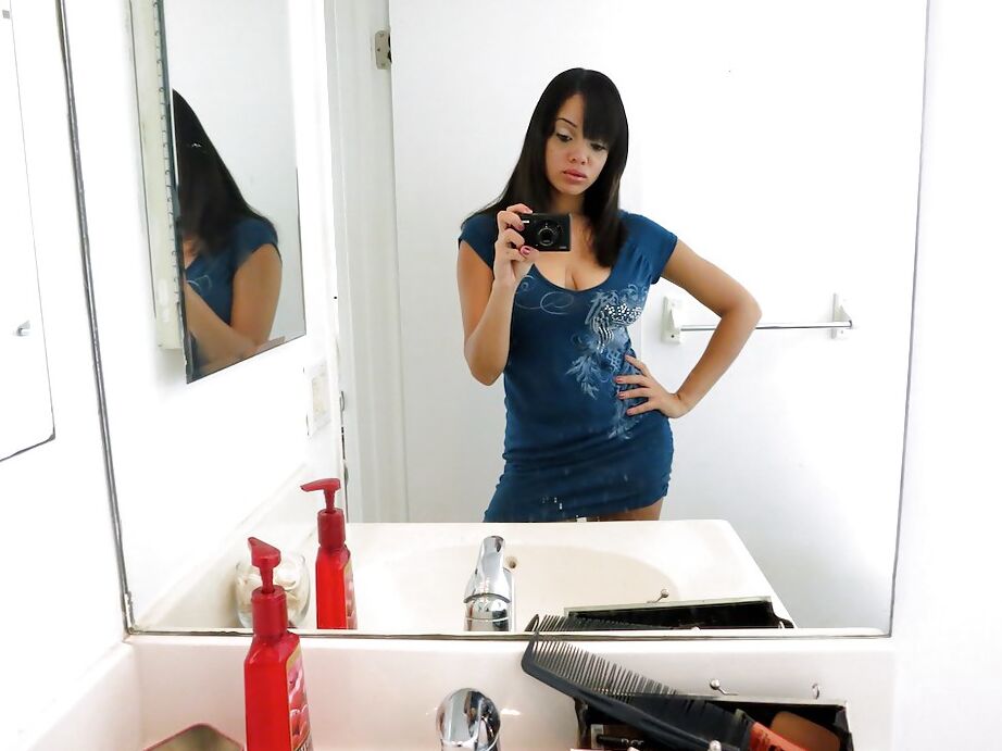16P Bosomy ébano amadora Stacey Foxxx ficando nua e se imaginando