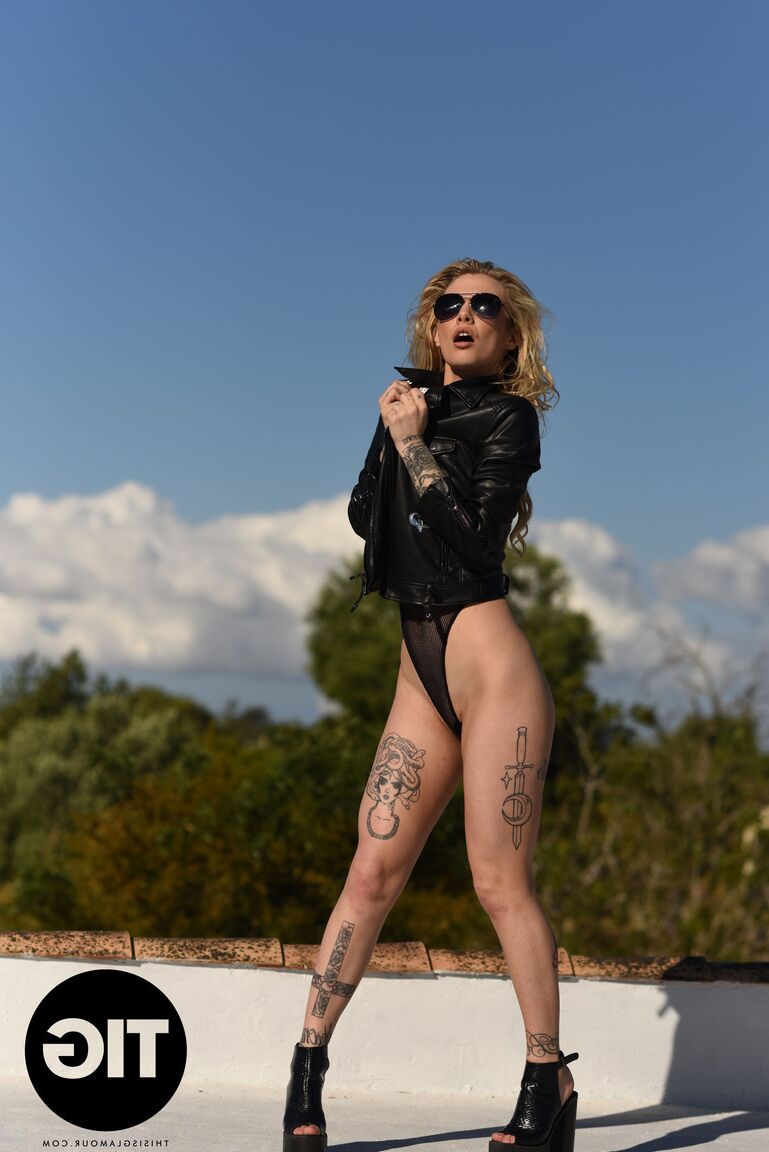 21P A gata tatuada Saskia Valentine faz poses sensuais ao ar livre em um body minúsculo