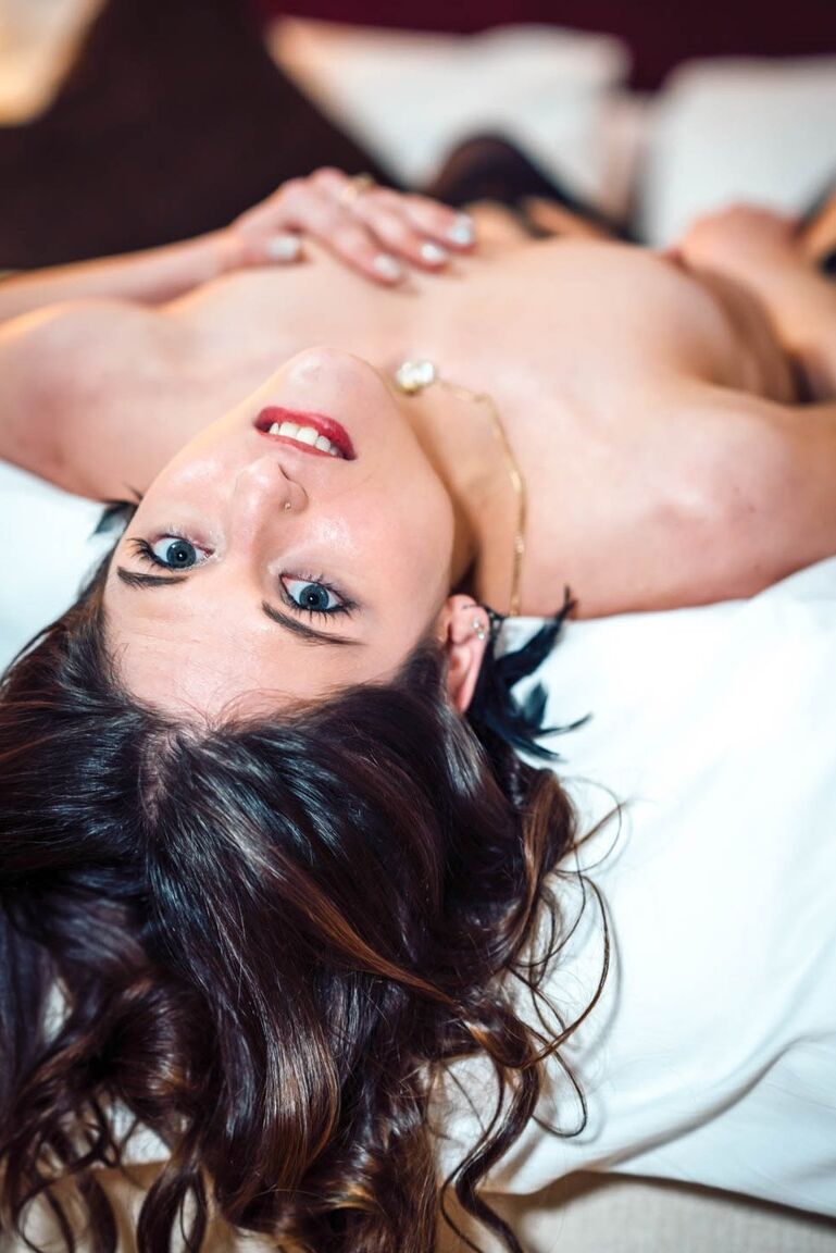 La estrella porno 12P Rachel Adjani chupa una polla negra después de ponerse encima durante el anal