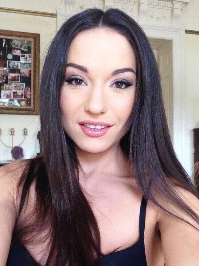 12P A deslumbrante amadora Maria tira uma foto de sua bunda gostosa com calcinha sexy