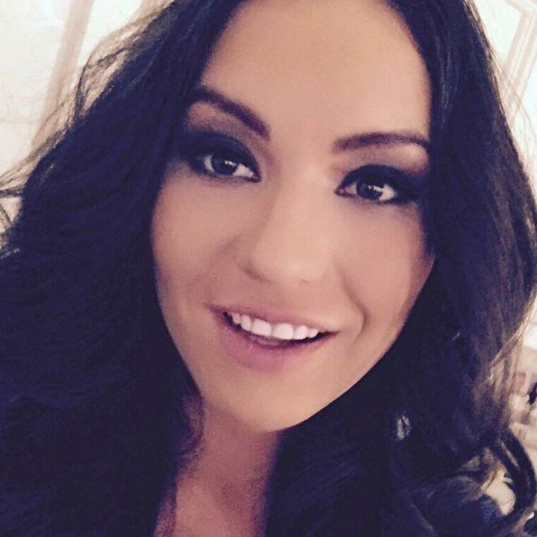 12P A deslumbrante amadora Maria tira uma foto de sua bunda gostosa com calcinha sexy